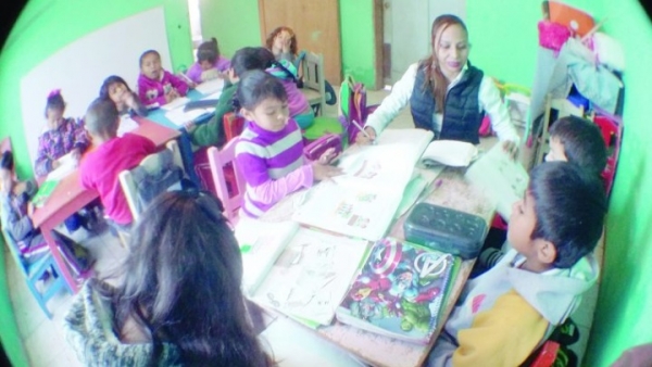 Estudian 84 niños en escuela nómada