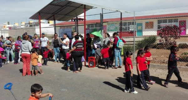 Padres de familia toman el preescolar Rosa Navarro en fracc. Aramara.