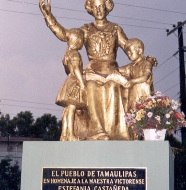 Monumento a la Maestra Estefanía Castañeda