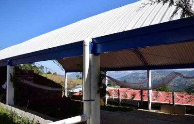 Inaugura edil de Zacapoaxtla techado de preescolar en Las Lomas