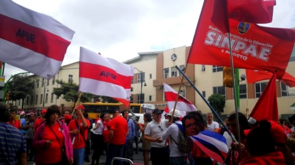 Sindicatos y estudiantes piden la salida del ministro de Educación frente al Edificio Rofas