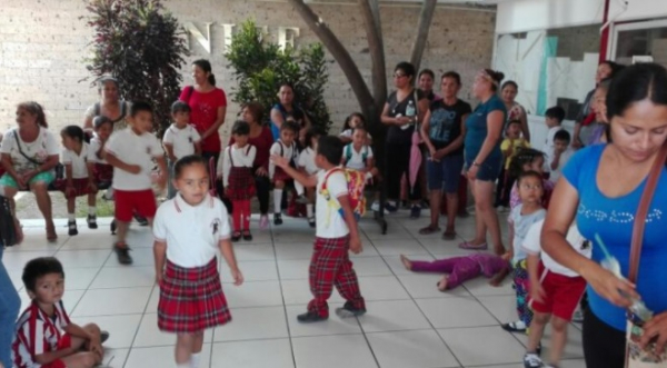 Personal y madres de familia del preescolar Amado Nervo se manifiestan en instalaciones del INIFE